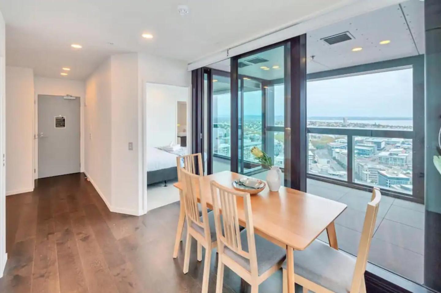 Top Floor Harbour View And Skytower View Apartment In Cbd Окленд Екстер'єр фото
