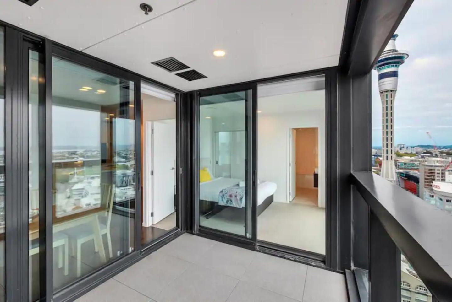 Top Floor Harbour View And Skytower View Apartment In Cbd Окленд Екстер'єр фото